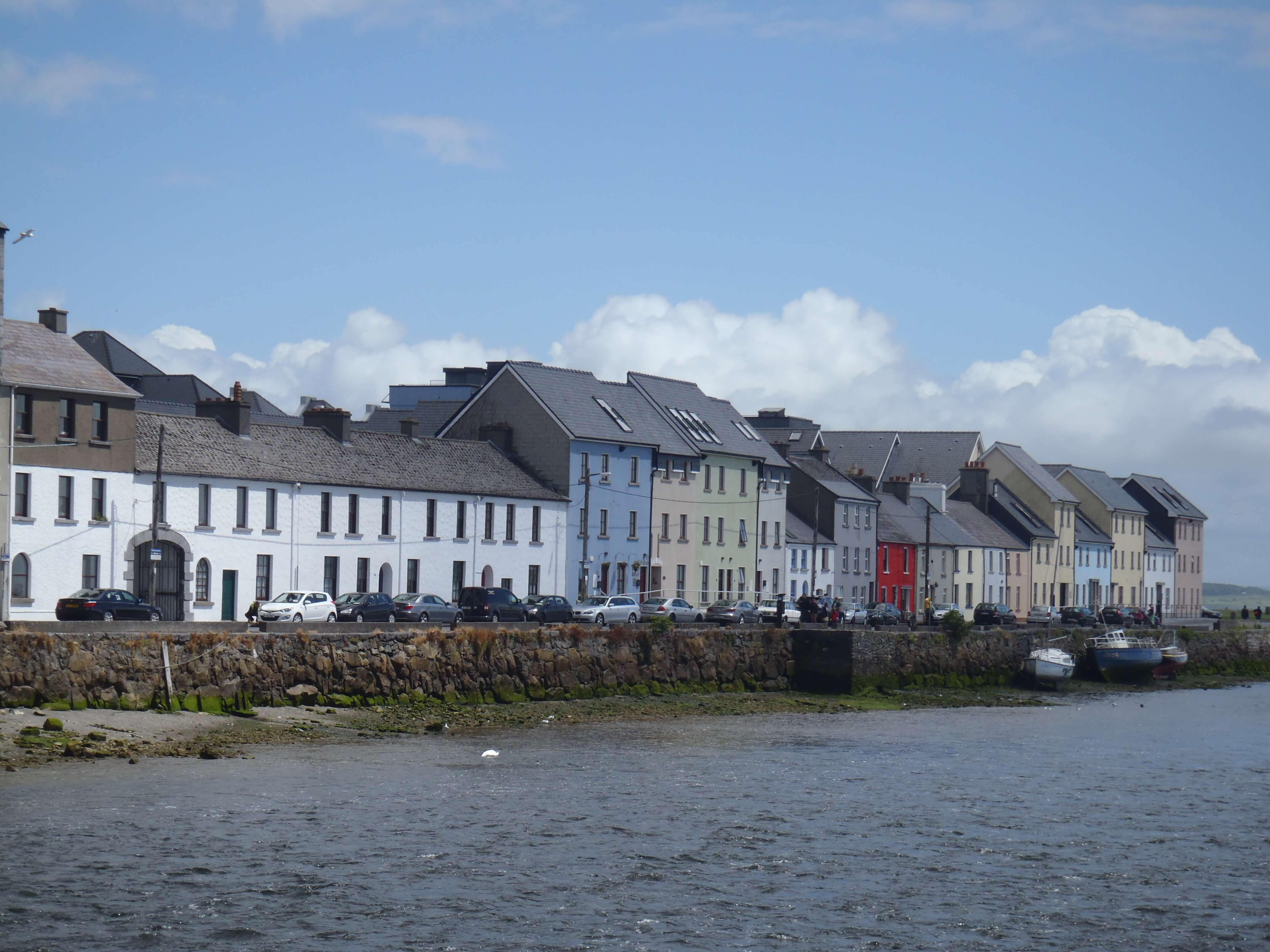 http://www.blog-trotteurs.com/wp-content/uploads/2013/06/Galway_houses.jpg